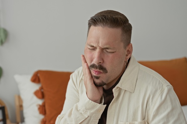 What To Do Before Visiting An Emergency Dentist For A Dental Abscess